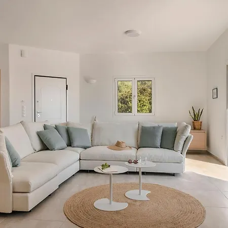 Laura - Serene Escape With A Private Pool *