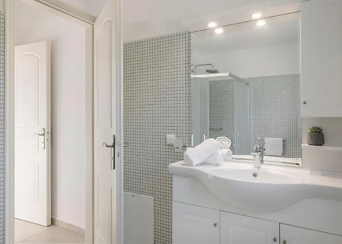 Laura - Serene Escape With A Private Pool *